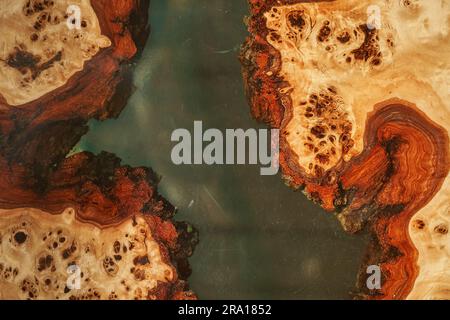 Le fond est en bois et en résine époxy transparente au milieu avec un espace pour la copie. Table en bois recouverte de résine époxy. Photo de haute qualité Banque D'Images