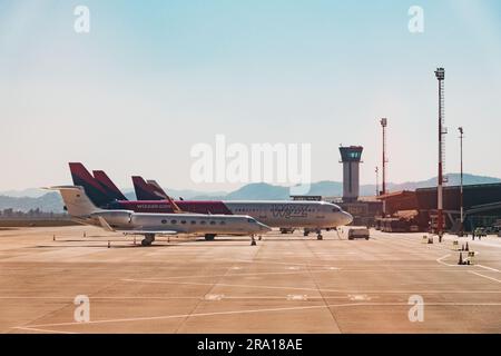 Un jet privé diplomatique suédois et un Airbus A321 de Wizz Air stationnés sur le tarmac et l'aéroport international de Tirana, Albanie Banque D'Images