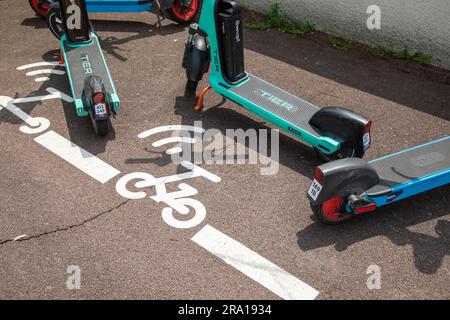 Bordeaux , France - 06 27 2023 : Tier dott swap partagé scooter électrique libre-service dans la ville place de parking réservée à la location publique de scooters électriques Banque D'Images