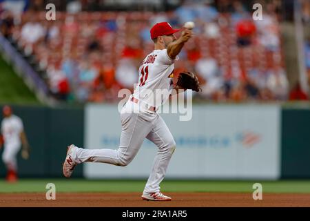 St. Louis, Missouri. États-Unis ; St. Louis Cardinals s'arrête sur les champs Paul DeJong (11) et se lance au premier pour la sortie lors d'un match MLB contre l'Astro de Houston Banque D'Images