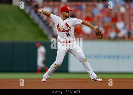 St. Louis, Missouri. États-Unis ; St. Louis Cardinals s'arrête sur les champs Paul DeJong (11) et se lance au premier pour la sortie lors d'un match MLB contre l'Astro de Houston Banque D'Images