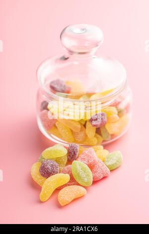 Mélange de bonbons fruités en gelée sur fond rose. Banque D'Images
