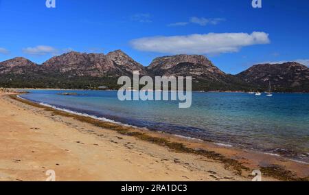 la spectaculaire chaîne de montagnes de granit des hazards surplombe la baie de lune de miel dans le parc national de freycinet, tasmanie, australie Banque D'Images