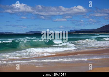 pittoresque plage de four mile creek, sur la côte est de la tasmanie, en australie, le long de la tasman highway Banque D'Images