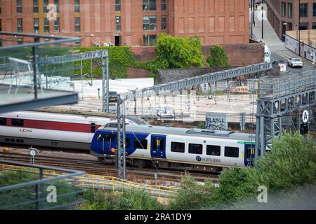Northern trains, qui se traite sous le nom de Northern, est une compagnie publique d'exploitation de train en Angleterre. Elle est détenue par DFT OLR Holdings pour le ministère des Transports (DFT), après que l'ancien exploitant Arriva Rail North ait mis fin à sa franchise à la fin de février 2020. Les trains sont photographiés à l'entrée et à la sortie de la gare du centre-ville de Leeds. Banque D'Images