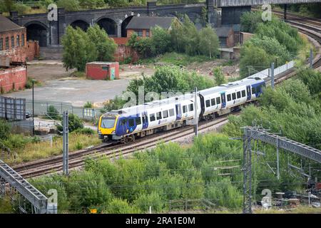 Northern trains, qui se traite sous le nom de Northern, est une compagnie publique d'exploitation de train en Angleterre. Elle est détenue par DFT OLR Holdings pour le ministère des Transports (DFT), après que l'ancien exploitant Arriva Rail North ait mis fin à sa franchise à la fin de février 2020. Les trains sont photographiés à l'entrée et à la sortie de la gare du centre-ville de Leeds. Banque D'Images