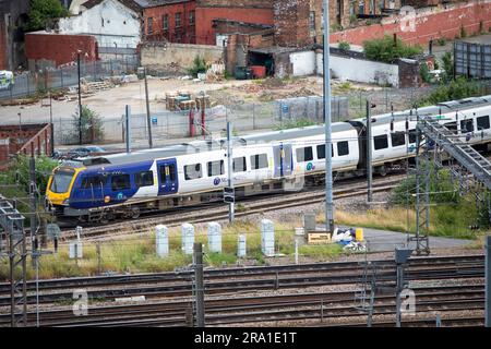 Northern trains, qui se traite sous le nom de Northern, est une compagnie publique d'exploitation de train en Angleterre. Elle est détenue par DFT OLR Holdings pour le ministère des Transports (DFT), après que l'ancien exploitant Arriva Rail North ait mis fin à sa franchise à la fin de février 2020. Les trains sont photographiés à l'entrée et à la sortie de la gare du centre-ville de Leeds. Banque D'Images