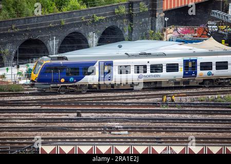 Northern trains, qui se traite sous le nom de Northern, est une compagnie publique d'exploitation de train en Angleterre. Elle est détenue par DFT OLR Holdings pour le ministère des Transports (DFT), après que l'ancien exploitant Arriva Rail North ait mis fin à sa franchise à la fin de février 2020. Les trains sont photographiés à l'entrée et à la sortie de la gare du centre-ville de Leeds. Banque D'Images