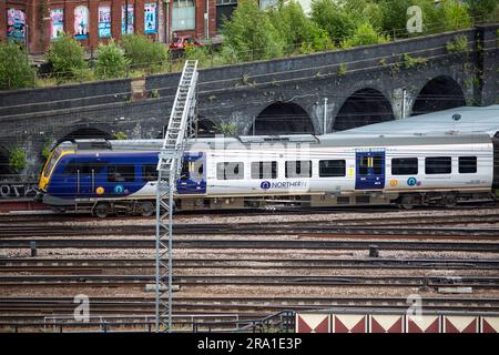 Northern trains, qui se traite sous le nom de Northern, est une compagnie publique d'exploitation de train en Angleterre. Elle est détenue par DFT OLR Holdings pour le ministère des Transports (DFT), après que l'ancien exploitant Arriva Rail North ait mis fin à sa franchise à la fin de février 2020. Les trains sont photographiés à l'entrée et à la sortie de la gare du centre-ville de Leeds. Banque D'Images