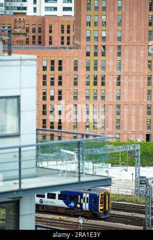 Northern trains, qui se traite sous le nom de Northern, est une compagnie publique d'exploitation de train en Angleterre. Elle est détenue par DFT OLR Holdings pour le ministère des Transports (DFT), après que l'ancien exploitant Arriva Rail North ait mis fin à sa franchise à la fin de février 2020. Les trains sont photographiés à l'entrée et à la sortie de la gare du centre-ville de Leeds. Banque D'Images