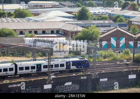 Northern trains, qui se traite sous le nom de Northern, est une compagnie publique d'exploitation de train en Angleterre. Elle est détenue par DFT OLR Holdings pour le ministère des Transports (DFT), après que l'ancien exploitant Arriva Rail North ait mis fin à sa franchise à la fin de février 2020. Les trains sont photographiés à l'entrée et à la sortie de la gare du centre-ville de Leeds. Banque D'Images