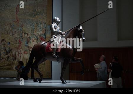 Madrid, Espagne. 28th juin 2023. Les visiteurs regardent les expositions pendant un aperçu d'une exposition à la Galerie des collections royales de Madrid, Espagne, sur 28 juin 2023. La Galerie royale des collections d'Espagne a été officiellement ouverte au public jeudi. Credit: Meng Dingbo/Xinhua/Alay Live News Banque D'Images