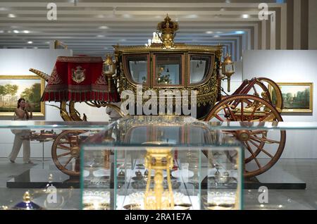 Madrid, Espagne. 28th juin 2023. Un visiteur prend des photos lors d'un aperçu d'une exposition à la Galerie des collections royales de Madrid, en Espagne, sur 28 juin 2023. La Galerie royale des collections d'Espagne a été officiellement ouverte au public jeudi. Credit: Meng Dingbo/Xinhua/Alay Live News Banque D'Images