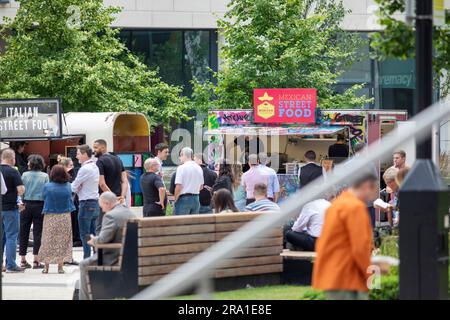 Wellington place est bien plus qu'une simple collection de bâtiments. C'est un quartier dynamique de Leeds, conçu pour façonner la ville et transformer notre façon de travailler. Créé pour les entreprises, ce nouveau quartier urbain exceptionnel est devenu le lieu de prédilection des entreprises de premier plan. En associant un espace de bureau haut de gamme à tous les avantages du centre-ville, Wellington place vous propose des restaurants indépendants, des installations enviables et des espaces extérieurs attrayants à deux pas. Pionnier, dynamique, propulsé par les gens – Wellington place est l'avenir des affaires à Leeds. Banque D'Images