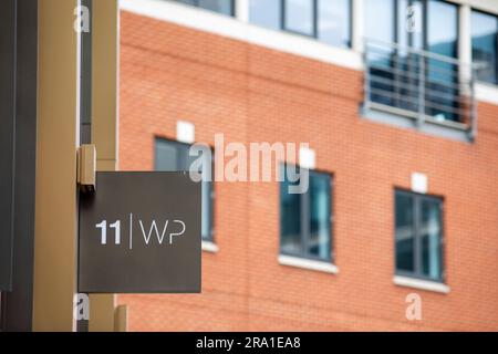 Wellington place est bien plus qu'une simple collection de bâtiments. C'est un quartier dynamique de Leeds, conçu pour façonner la ville et transformer notre façon de travailler. Créé pour les entreprises, ce nouveau quartier urbain exceptionnel est devenu le lieu de prédilection des entreprises de premier plan. En associant un espace de bureau haut de gamme à tous les avantages du centre-ville, Wellington place vous propose des restaurants indépendants, des installations enviables et des espaces extérieurs attrayants à deux pas. Pionnier, dynamique, propulsé par les gens – Wellington place est l'avenir des affaires à Leeds. Banque D'Images