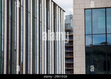 Wellington place est bien plus qu'une simple collection de bâtiments. C'est un quartier dynamique de Leeds, conçu pour façonner la ville et transformer notre façon de travailler. Créé pour les entreprises, ce nouveau quartier urbain exceptionnel est devenu le lieu de prédilection des entreprises de premier plan. En associant un espace de bureau haut de gamme à tous les avantages du centre-ville, Wellington place vous propose des restaurants indépendants, des installations enviables et des espaces extérieurs attrayants à deux pas. Pionnier, dynamique, propulsé par les gens – Wellington place est l'avenir des affaires à Leeds. Banque D'Images