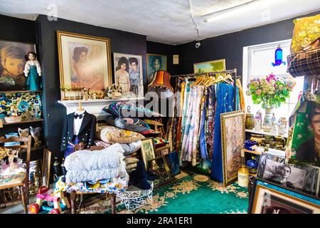 Des textiles maison d'époque et des images encadrées au marché aux puces de North Laine Bazaar, Brighton, East Sussex, Angleterre Banque D'Images