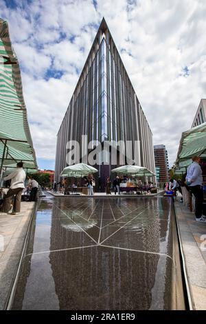 Wellington place est bien plus qu'une simple collection de bâtiments. C'est un quartier dynamique de Leeds, conçu pour façonner la ville et transformer notre façon de travailler. Créé pour les entreprises, ce nouveau quartier urbain exceptionnel est devenu le lieu de prédilection des entreprises de premier plan. En associant un espace de bureau haut de gamme à tous les avantages du centre-ville, Wellington place vous propose des restaurants indépendants, des installations enviables et des espaces extérieurs attrayants à deux pas. Pionnier, dynamique, propulsé par les gens – Wellington place est l'avenir des affaires à Leeds. Banque D'Images