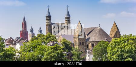 Panorama de tours historiques dans la ligne d'horizon de Maastricht, pays-Bas Banque D'Images