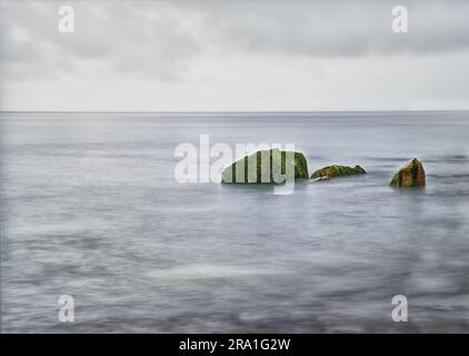 eau et rochers dans l'océan Banque D'Images