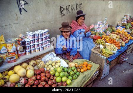 Pérou, les femmes vendent des fruits et d'autres produits dans la rue. Banque D'Images