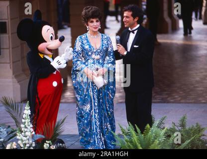 Gina Lollobrigida, italienische Sauspielerin, und Micky Maus BEI der Eröffnung des Euro Disney Resort à Paris, Frankreich 1992. Banque D'Images