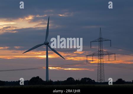 Centrale éolienne et pylône devant le ciel du soir, l'après-midi, le coucher du soleil, les nuages, Melbeck, Communauté commune d'Ilmenau, Basse-Saxe, Allemagne Banque D'Images