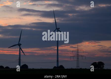 Centrales éoliennes et pylône devant le ciel du soir, l'après-midi, le coucher du soleil, les nuages, Melbeck, Communauté commune d'Ilmenau, Basse-Saxe, Allemagne Banque D'Images