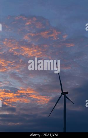 Centrale éolienne devant le ciel du soir, après-midi, coucher de soleil, nuages, Melbeck, Communauté commune d'Ilmenau, Basse-Saxe, Allemagne Banque D'Images