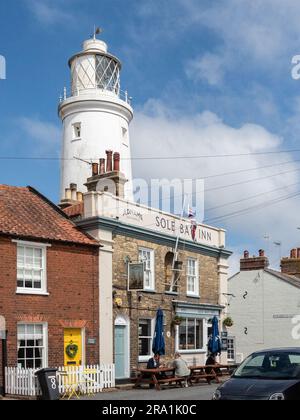 Le phare emblématique de Southwold se dresse au-dessus de l'historique Sole Bay Inn sur la côte du Suffolk. Banque D'Images