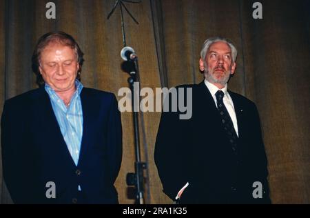 Le laissez-passer Wolfgang Petersen und der kanadische Schauspieler Donald Sutherland BEI der Filmpremiere in Deutschland von Wolfgang Petersens film: Outbreak - Lautlose Killer, 1995. Banque D'Images