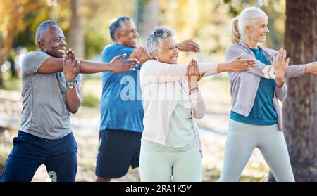 Fitness, groupe et personnes âgées s'étendant avant un exercice dans un parc extérieur ou nature. Des amis sportifs, de bien-être et de personnes âgées se réchauffent le bras Banque D'Images