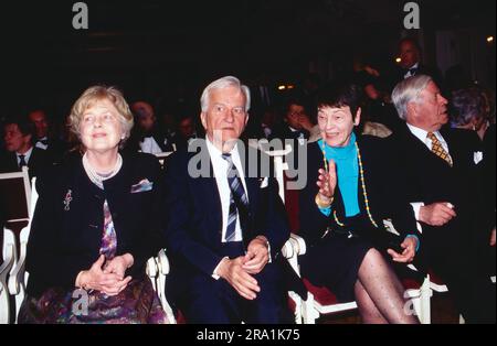 Marianne und Richard von Weizsäcker mit Loki Schmidt und Altbundeskanzler Helmut Schmidt BEI einer Veranstaltung, vers 1990. Banque D'Images