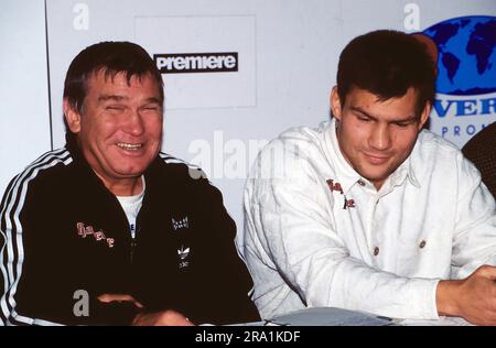 Fritz Sdunek, deutscher Boxtrainer, Cheftrainer beim deutschen Boxstall Universum Box promotion à Hambourg, mit dem polnisch-deutschen Profiboxer Dariusz Michalczewski, genannt Tiger, vers 1996. Banque D'Images