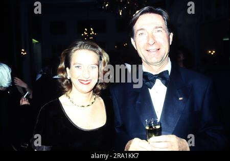 Ulrich Urban mit Frau von Ungern Sternberg auf einer Abendveranstaltung, Deutschland, UM 1996. Banque D'Images