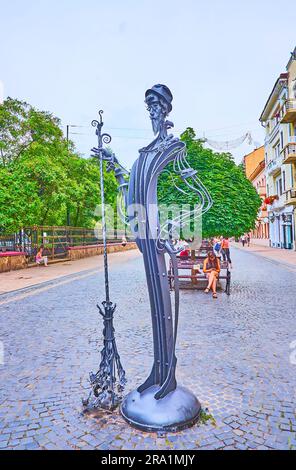 CHERNIVTSI, UKRAINE - 16 JUILLET 2021: L'installation moderne de Janitor avec un balai de roses, situé sur la rue Olha Kobylyanska dans la vieille ville, sur 1 juillet Banque D'Images