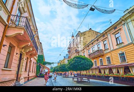 Le paysage urbain pittoresque de Chernivtsi, les arbres verts luxuriants et les maisons historiques sur la rue Kobylyanska dans le centre-ville, Ukraine Banque D'Images