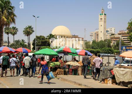 Sfax, Tunisie. 22nd juin 2023. Les étrangers des pays d'Afrique subsaharienne marchent au-delà d'un marché des légumes. De plus en plus de réfugiés africains traversent la Tunisie vers l'Italie. De nombreux migrants paient un prix élevé pour le voyage, et pas seulement financièrement. Credit: Cindy Riechau/dpa/Alay Live News Banque D'Images