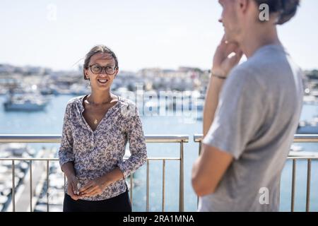 Lampedusa, Italie. 29th juin 2023. Emma Conti, de l'organisation humanitaire Mediterranean Hope, parle à un collègue du port de Lampedusa. De plus en plus de réfugiés africains traversent la Tunisie vers l'Italie. Beaucoup de migrants paient un prix élevé pour le voyage, et pas seulement financièrement. Credit: Oliver Weiken/dpa/Alay Live News Banque D'Images