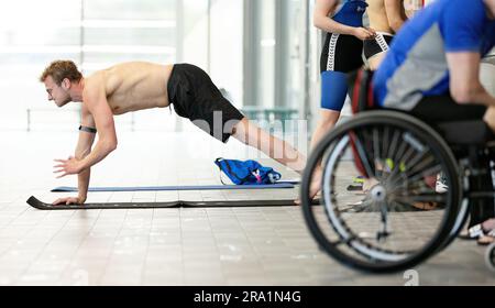 AMERSFOORT - Bas Takken pendant le match d'essai des para-nageurs à la veille des championnats du monde à Manchester. ANP IRIS VAN DEN BROEK pays-bas hors - belgique hors Banque D'Images