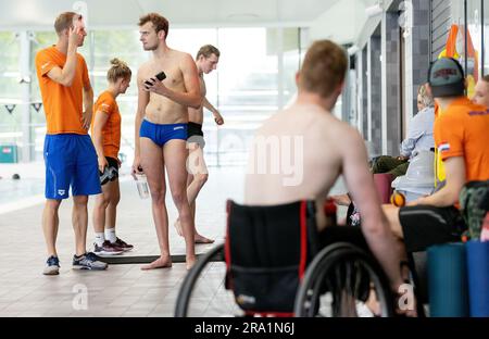 AMERSFOORT - entraîneur national Bram Dekker (l) et Bas Takken pendant le match d'essai des para-nageurs à la veille des championnats du monde à Manchester. ANP IRIS VAN DEN BROEK pays-bas hors - belgique hors Banque D'Images