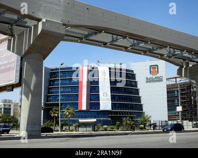 Le Caire, Egypte, 29 juin 2023: Le Caire monorail colonnes et chemin de fer la banque nationale d'Egypte Al Ahly banque égyptienne avec la banque et les drapeaux égyptiens celebb Banque D'Images