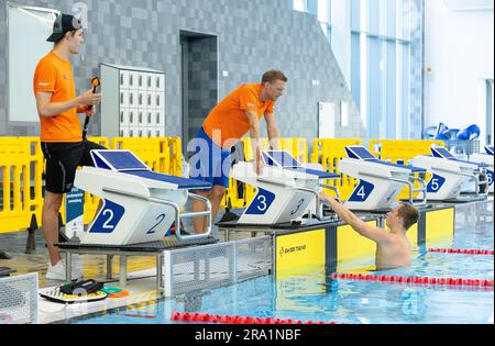 AMERSFOORT - nageur Rogier Dorsman et entraîneur national Bram Dekker pendant le match d'essai des nageurs para dans la préparation des championnats du monde à Manchester. ANP IRIS VANDEN BROEK Banque D'Images