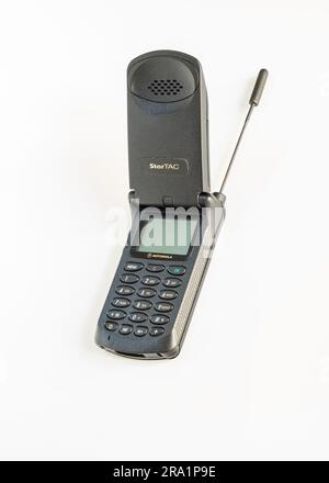 Motorola Startac, téléphone cellulaire ouvert des années 90 avec l'antenne retirée, une icône technologique qui a fait l'histoire de la téléphonie mobile. Banque D'Images