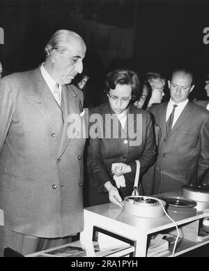 AUS der Original-Bildunterschrift: Prominentester besucher der Industrie- Ausstellung ist der ehemalige syrische Ministerpräsident Schukri al-Quwatli, der heute mit Vertrtern des Senats von Berlin einen Rundgang dallen die Ausstellungshmachte. Berlin, Allemagne 1959. Banque D'Images