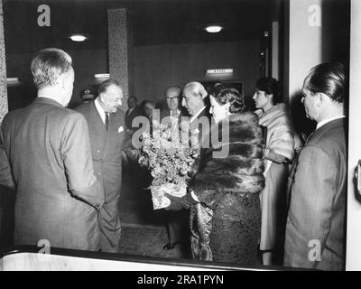 AUS der Original-Bildunterschrift: Prominentester besucher der Industrie- Ausstellung ist der ehemalige syrische Ministerpräsident Schukri al-Quwatli, der heute mit Vertrtern des Senats von Berlin einen Rundgang dallen die Ausstellungshmachte. Berlin, Allemagne 1959. Banque D'Images