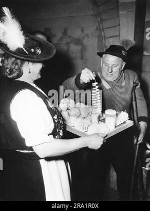 DAS Berliner Original 'Krücke', bürgerlich Reinhold Habisch, auf bayrisch. Berlin, Allemagne 1957. Banque D'Images