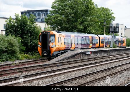 West Midlands Railway classe 196 train diesel partant de la gare de Leamington Spa, Warwickshire, Royaume-Uni Banque D'Images