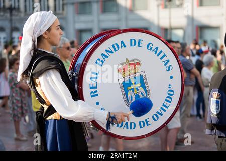 Groupe de bagpipe royal de la ville d'Oviedo, dans le nord de l'Espagne. Il y a 50 composants, dont des cornemuseurs, des percussionnistes et des accordéonistes. Banque D'Images