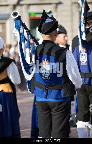 Groupe de bagpipe royal de la ville d'Oviedo, dans le nord de l'Espagne. Il y a 50 composants, dont des cornemuseurs, des percussionnistes et des accordéonistes. Banque D'Images